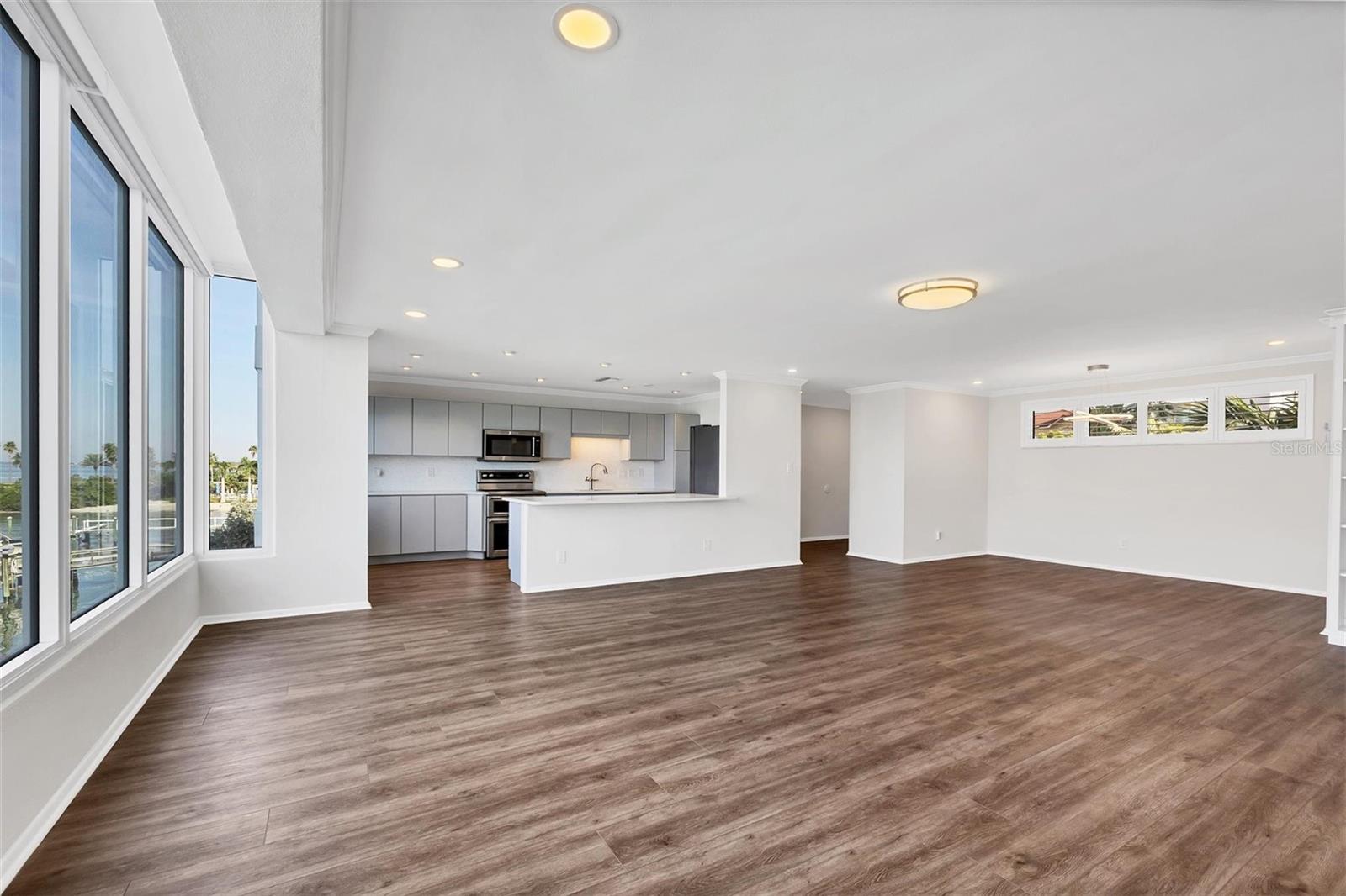 HARBOR HOUSE WEST - Residential