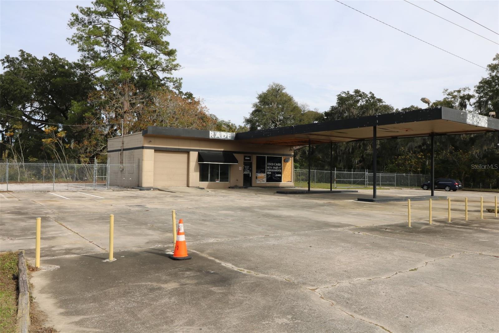 Main image without alt text