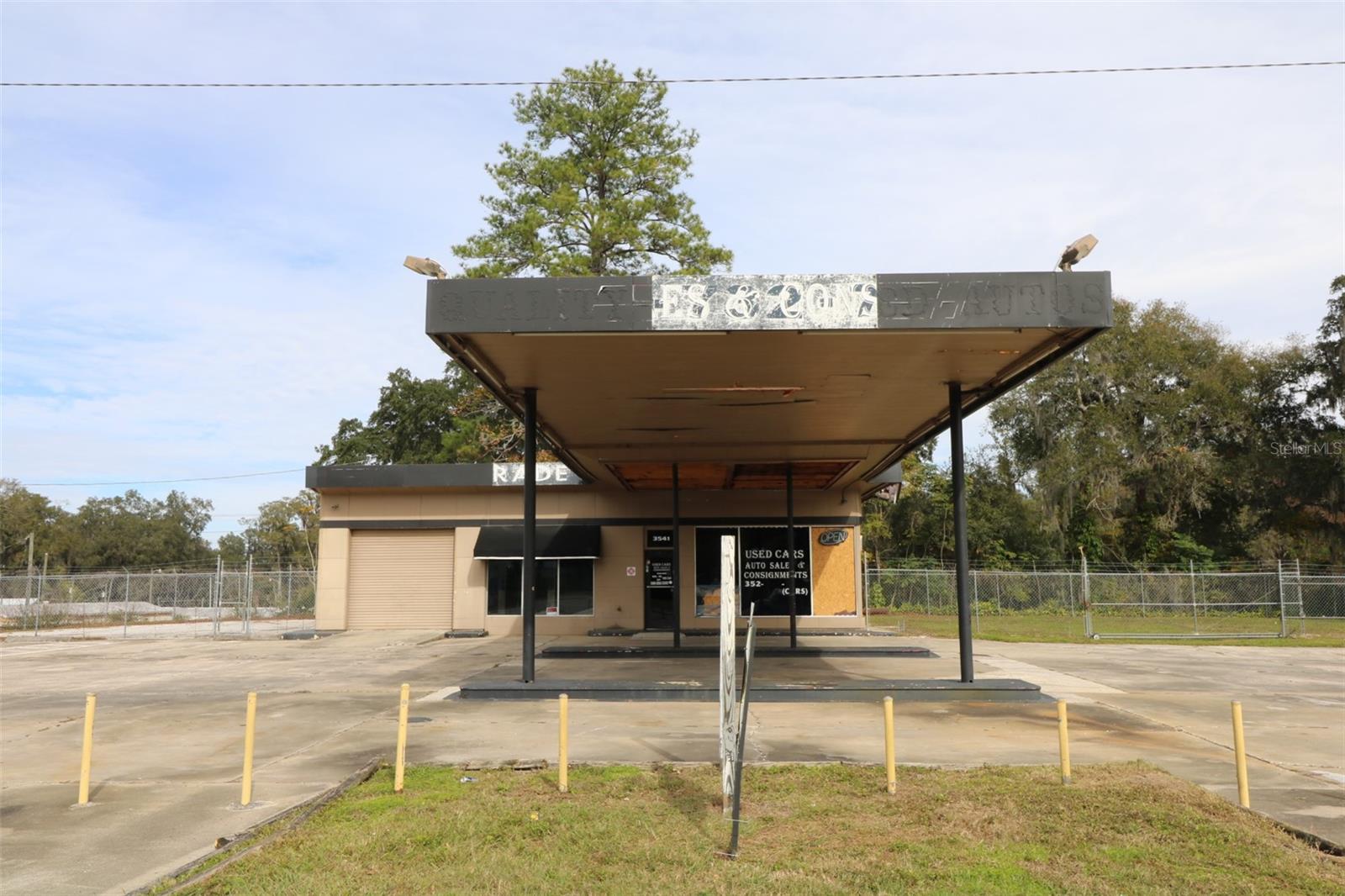 Main image without alt text