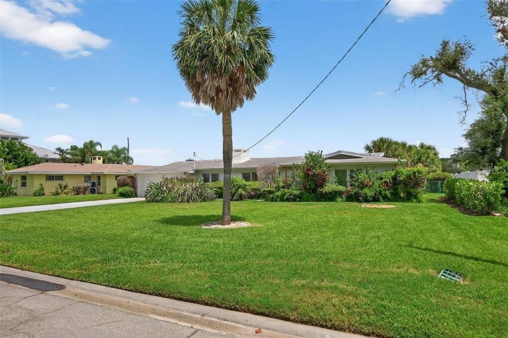 Photo of 377 S Shore Drive, Sarasota, FL 34234 (MLS # A4663398)