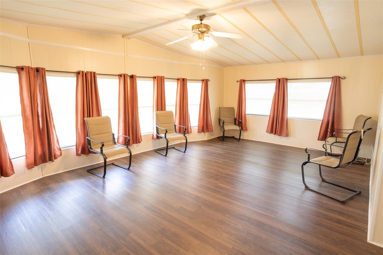 FLORAL LAKES - Residential