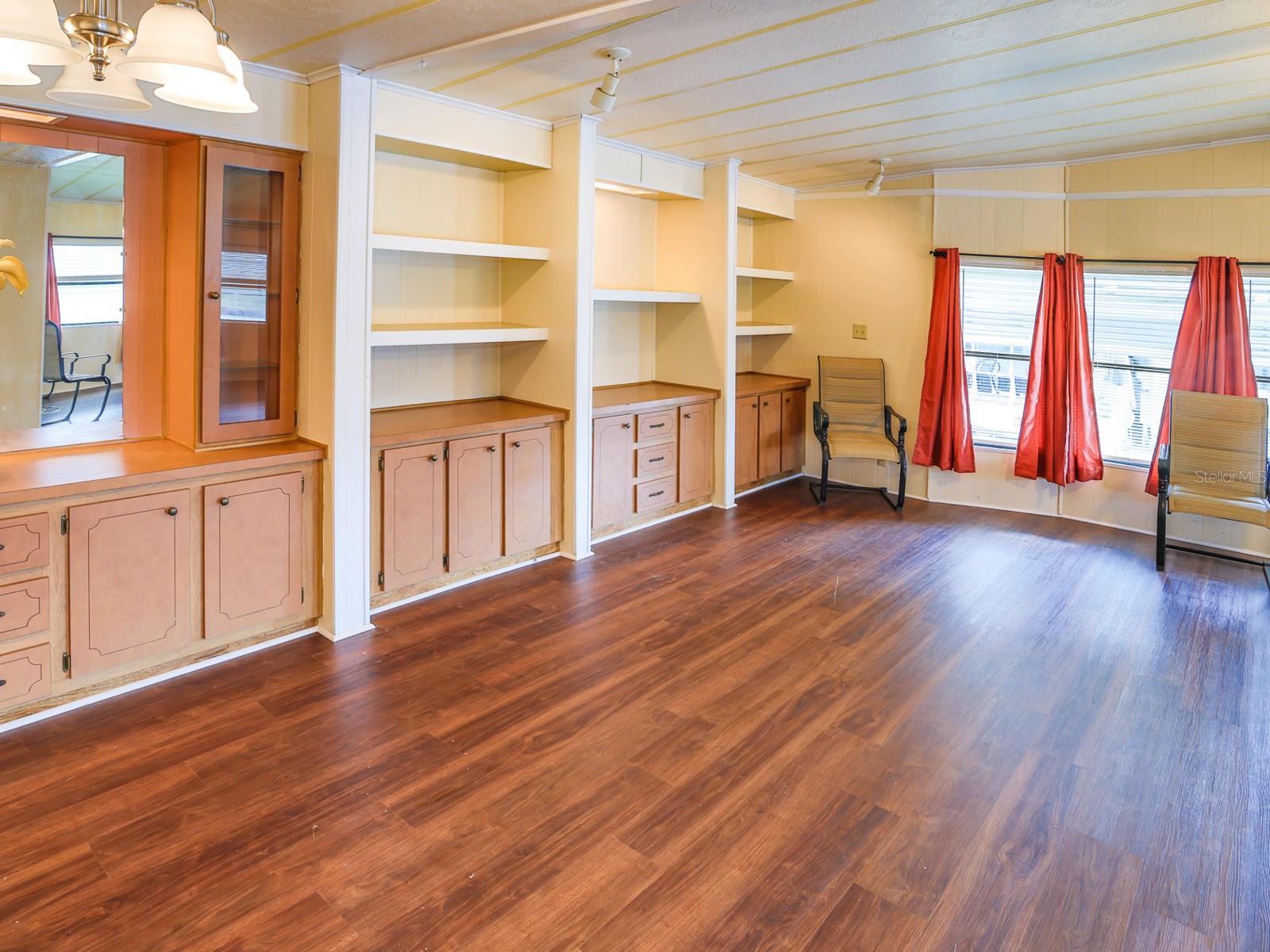 FLORAL LAKES - Residential