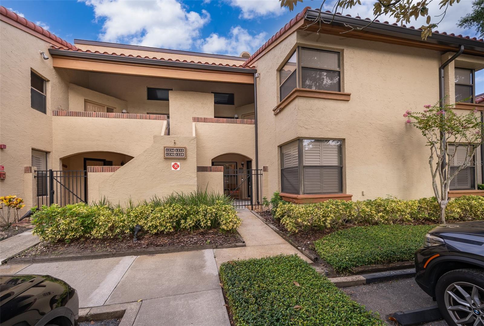 FOR RENT – Pool Front Dream Condo at Lake Pineloch Village, one of Orlando’s most desirable gated lakefront communities! This spacious second-floor 3-bedroom, 2-bath condo combines comfort, style, and convenience—perfect for those seeking a serene retreat with easy access to everything Orlando has to offer.
Step inside to an open and airy floor plan with soaring vaulted ceilings, brand-new luxury vinyl plank flooring, and abundant natural light. The updated kitchen features stainless steel appliances (2022), ample cabinet space, and a breakfast bar that flows seamlessly into the dining and living areas—ideal for both entertaining and everyday living.
The primary suite offers a private getaway with a walk-in closet and en-suite bath featuring dual vanities and a walk-in shower. Two additional bedrooms provide flexibility for family, guests, or a home office. Enjoy peaceful pool views from your screened-in patio, a perfect spot to relax day or night.
Recent Updates:
Brand-new luxury vinyl flooring,
Stainless steel appliances (2022) and
Newer AC (2022).
The Resort-Style Amenities include:
Private lake access with boat dock & ramp,
Two sparkling pools & spas,
Tennis & pickleball courts,
Clubhouse and a
Guard-gated entry with beautifully landscaped grounds.
Prime Location within
minutes to Downtown, Orlando Health, SODO shopping & dining, and zoned for top-rated Boone High School.
Experience the perfect balance of tranquility and convenience at Lake Pineloch Village!