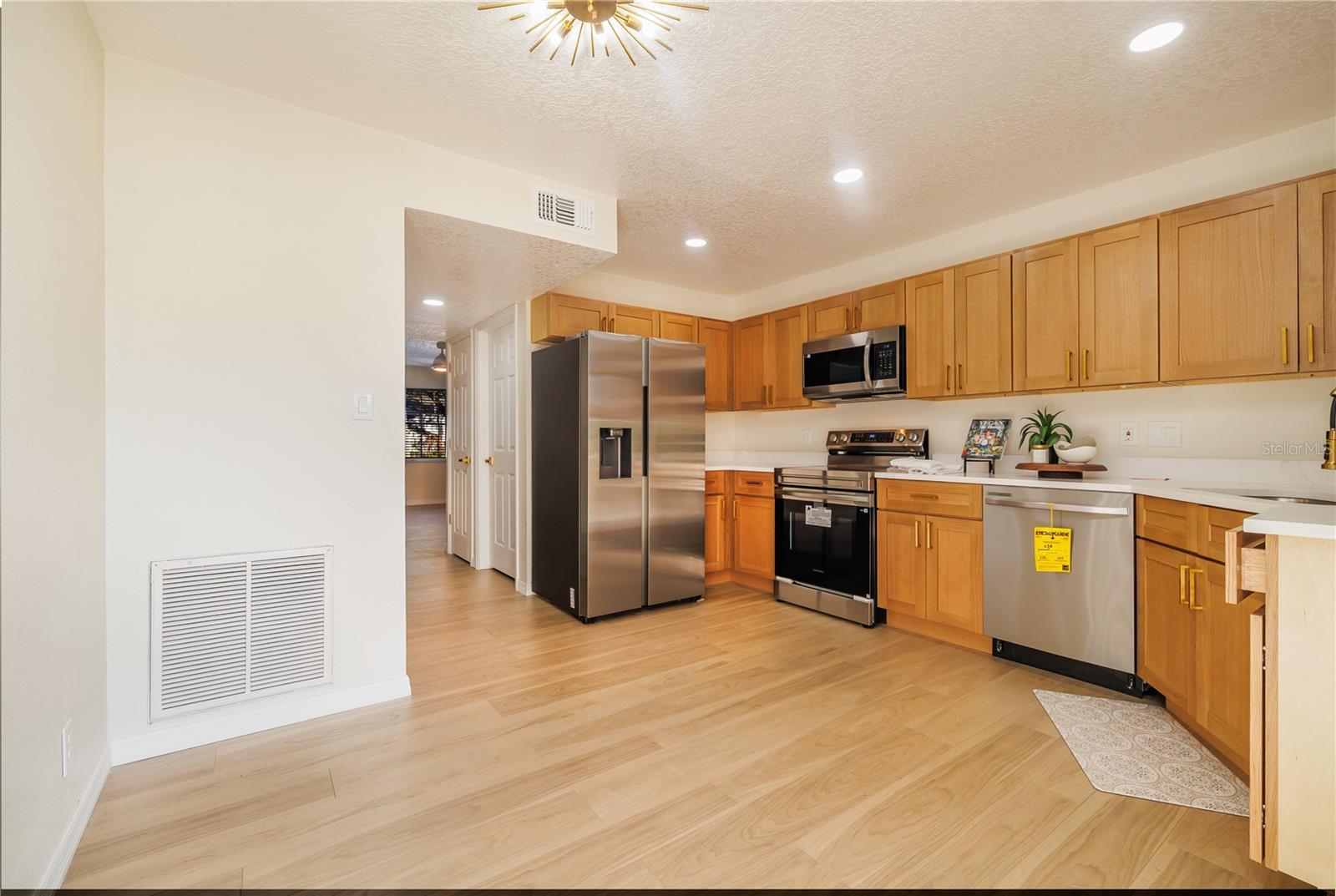 6922 WOODLAKE DRIVE 103