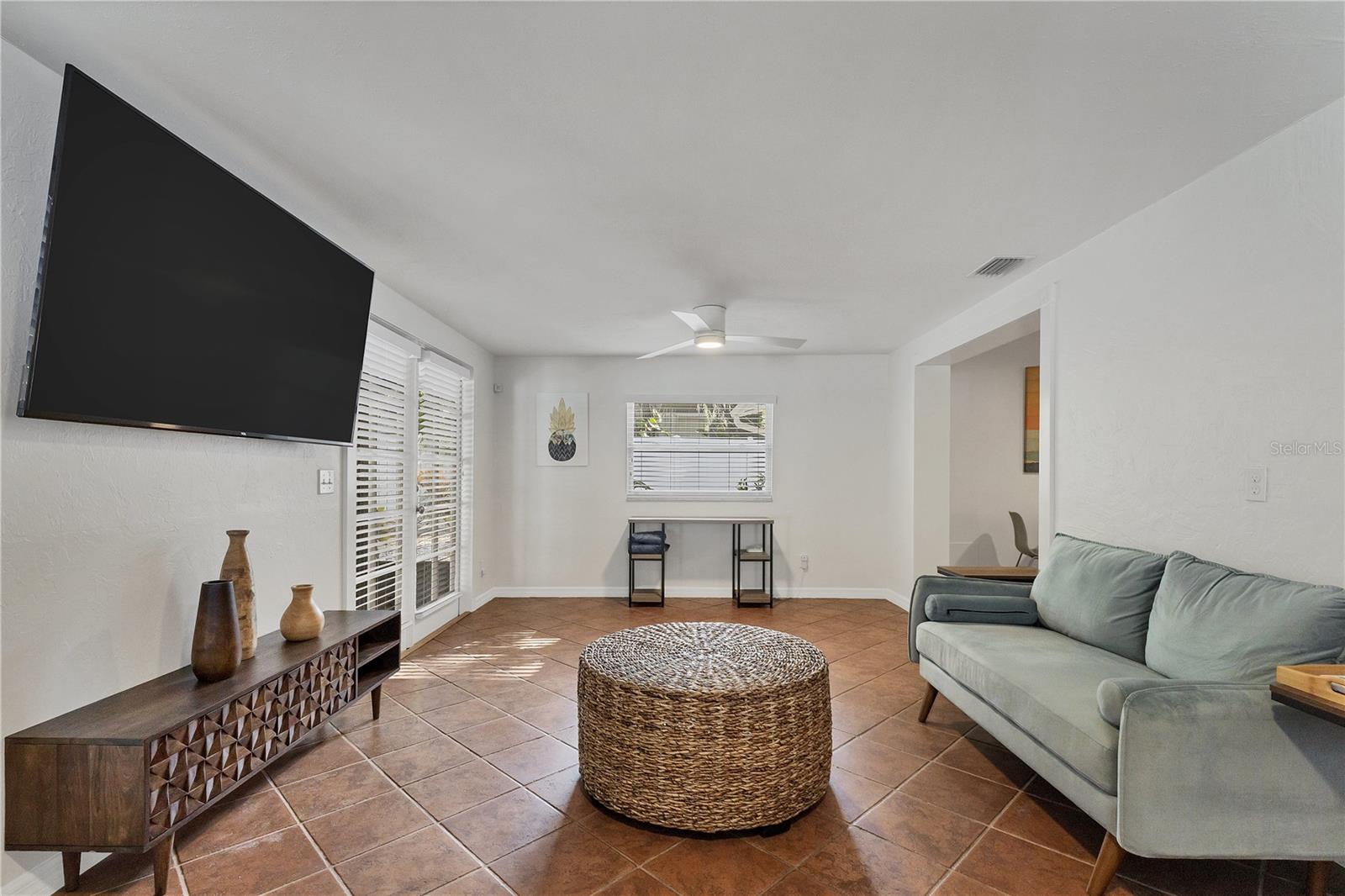 RUSTIC LODGE - Residential Lease