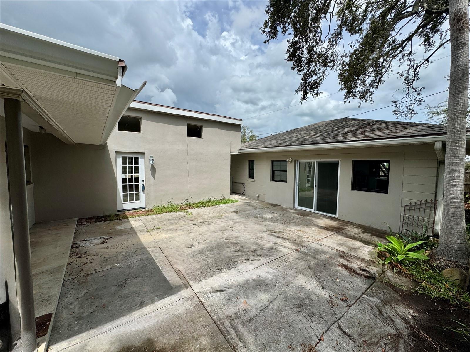 1136 GRANADA STREET