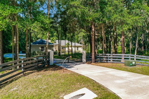 Photo of 10620 NE 104th Circle, Oxford, FL 34484 (MLS # G5117080)