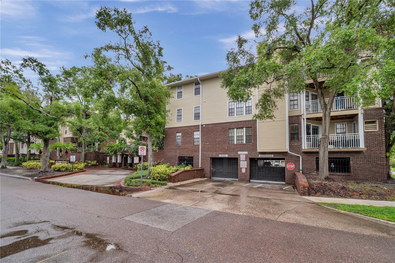 Location, location!!!..Come to live in this cornet unit, facing the Colonial Horatio St on the heart of the Hyde Park ,South Tampa!. This Cozy 1-Bedroom, 1-Bath CONDO is located at 1000 W Horatio St. Unit #129,featuring a private garage with electric Gate entry for added security and convenience. The floor to the first floor condos is concrete, offers excellent sound insulation and privacy. Plus the luxury elevators services.
Enjoy this incredible resort-style amenities including a pool, a hot water jacuzzi ,fully equipped gym and well-maintained green areas. The HOA fee is $886/monthly, saving a water bill, trash, exterior insurance, maintenance, roof replacement, and you will be owner of a dream live style with the access to all the amenities.
This property is in a great location!!!-, just minutes from Hyde Park Village, Bayshore Blvd, Downtown Tampa, The SoHo District, Tampa General Hospital and University Tampa; and I can't forget to mention the property proximity, less than 1 mile from "The Amalie Arena Stadium", where we have performances by all the famous artist of the moment. All these details offering, the perfect mix of comfort, location and healthy lifestyle.
Don't miss this opportunity, ready to be moving!!