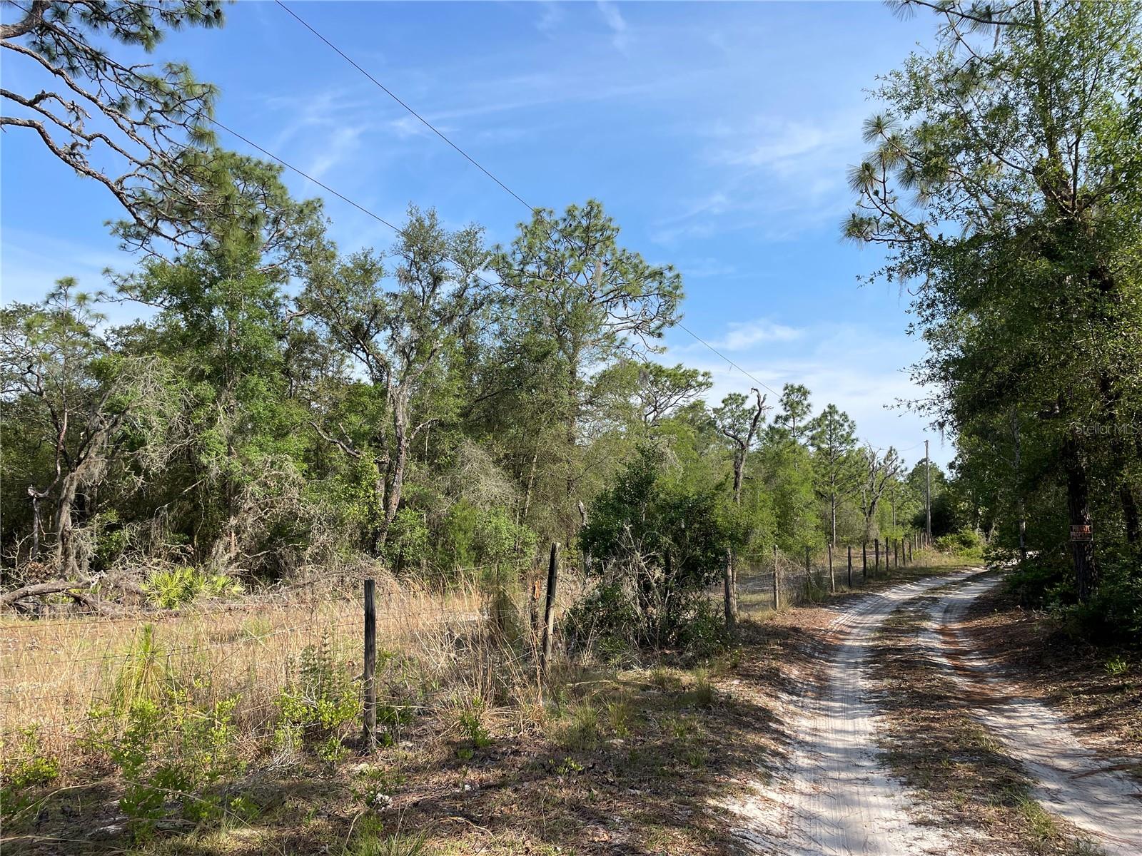 UNREC TRACTS IN 267-17S-19E - Land