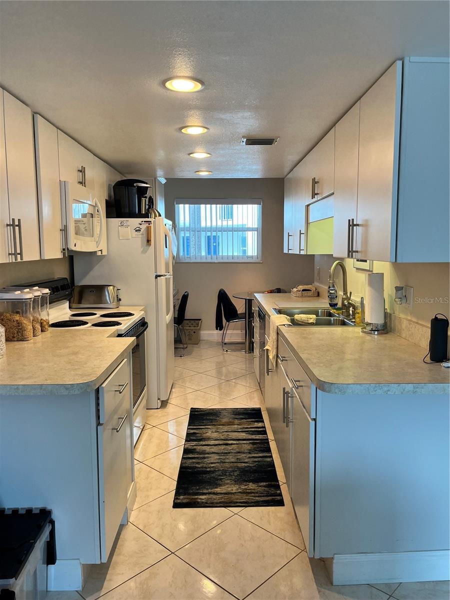 1111 HILL STREET U27