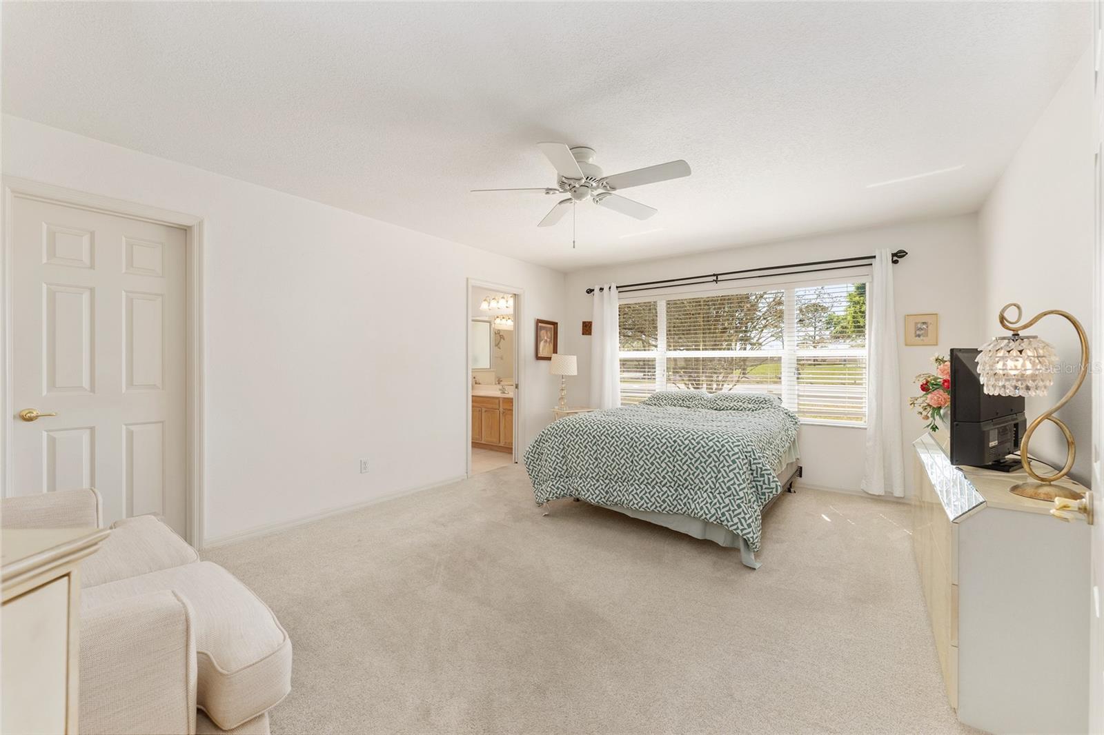 ON TOP/WORLD PH 01A SEC 02A - Residential