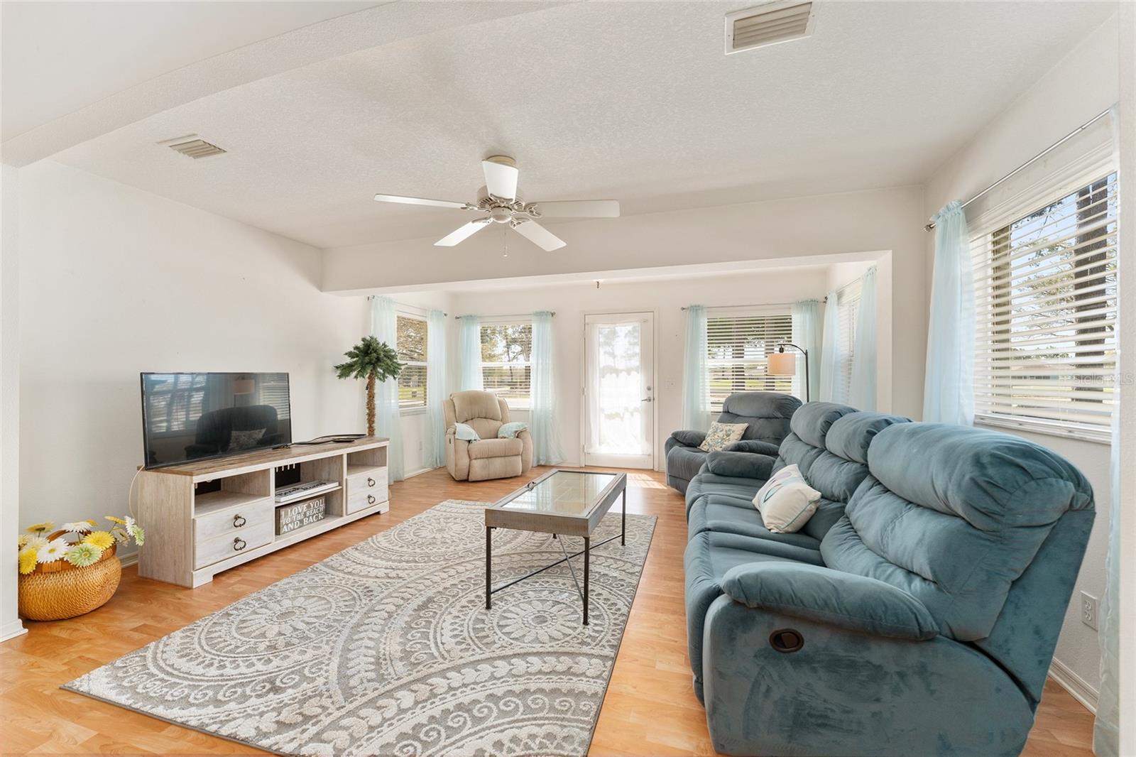 ON TOP/WORLD PH 01A SEC 02A - Residential