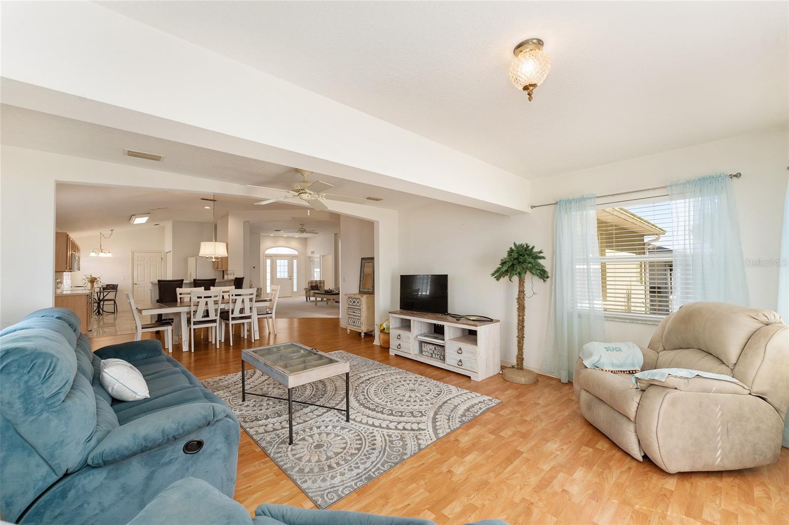 ON TOP/WORLD PH 01A SEC 02A - Residential