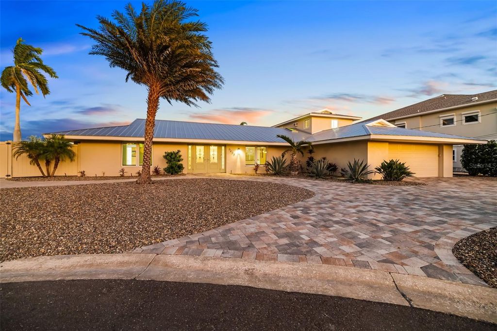 Photo of 3611 Plumosa Terrace, Bradenton, FL 34210 (MLS # A4672105)