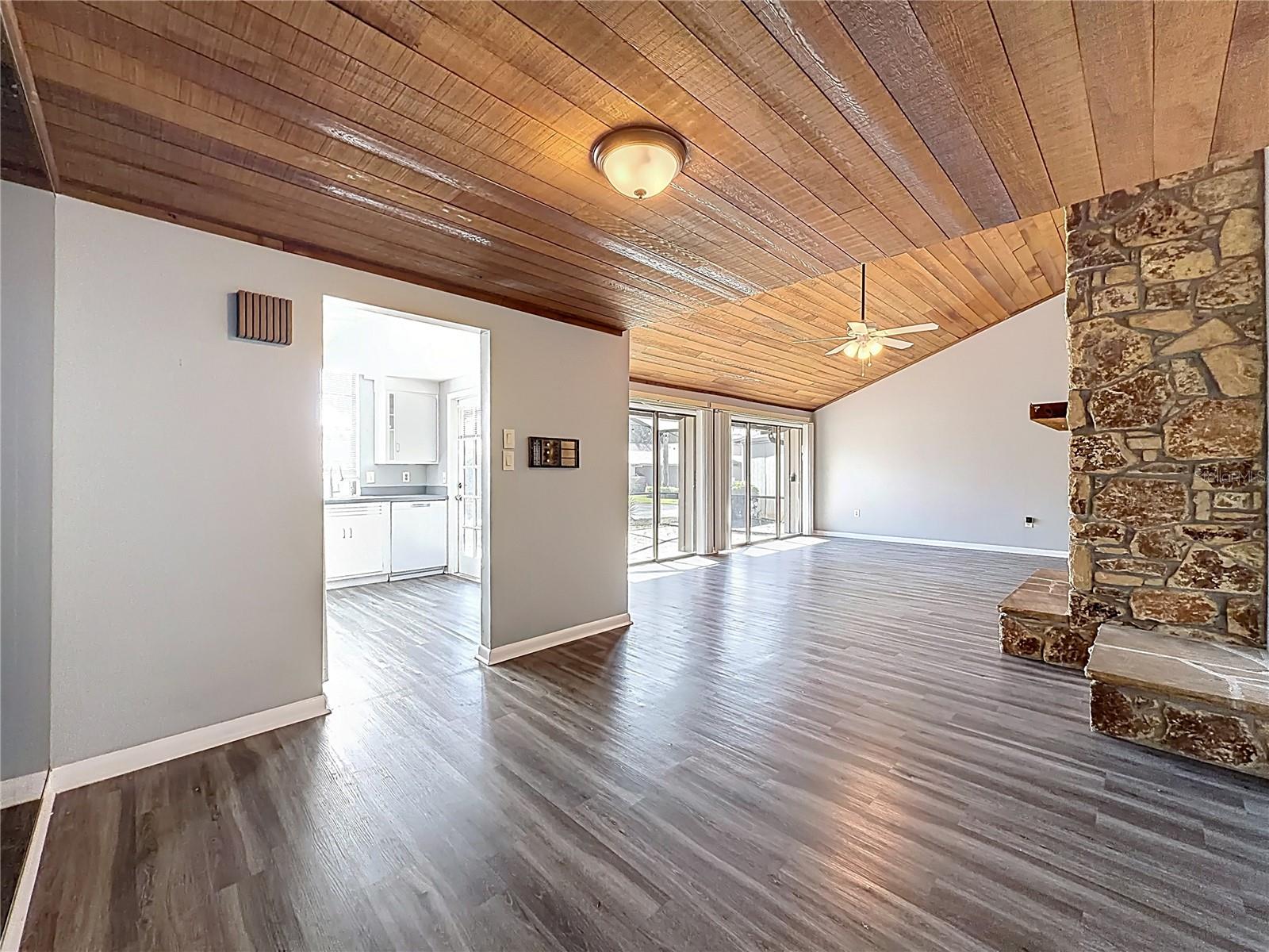 ERROL VILLAGE 01 CONDO - Residential