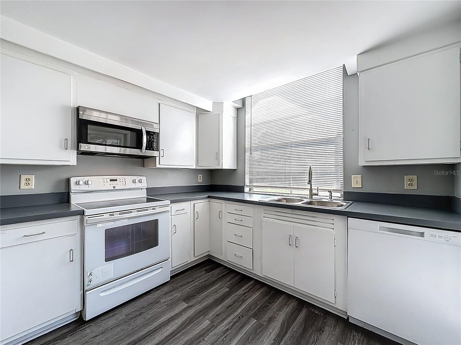 ERROL VILLAGE 01 CONDO - Residential