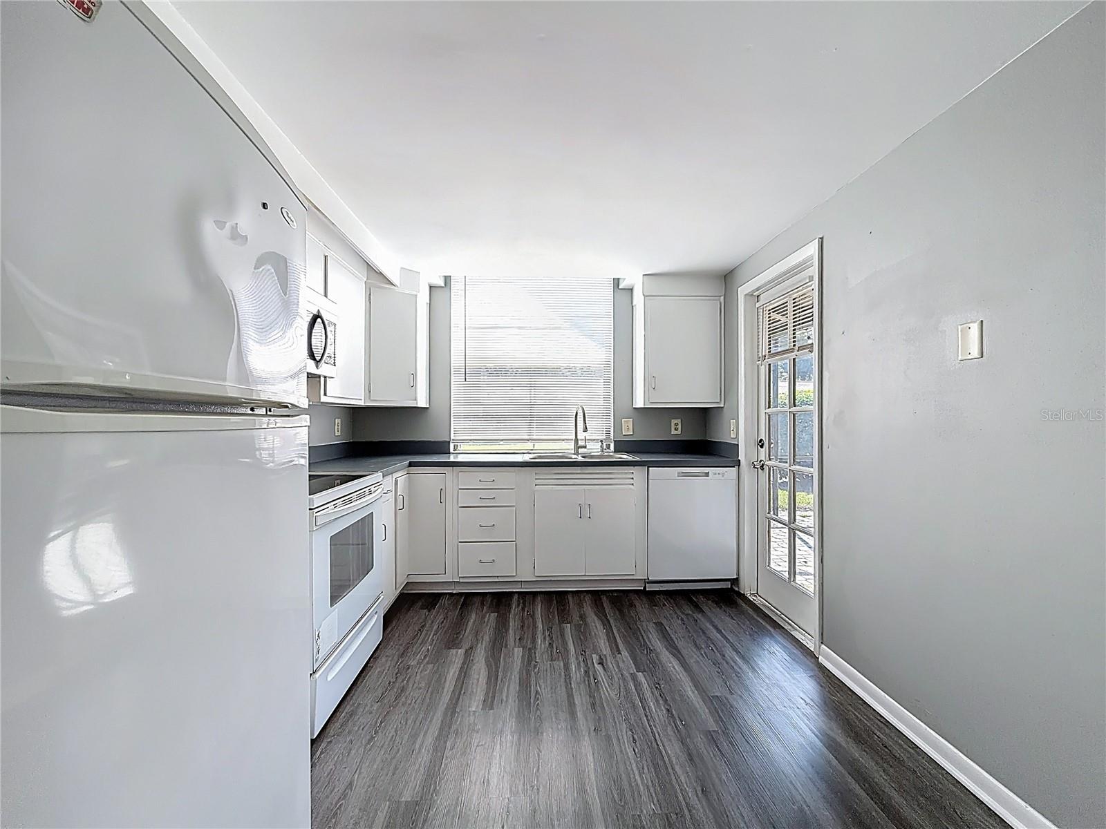 ERROL VILLAGE 01 CONDO - Residential