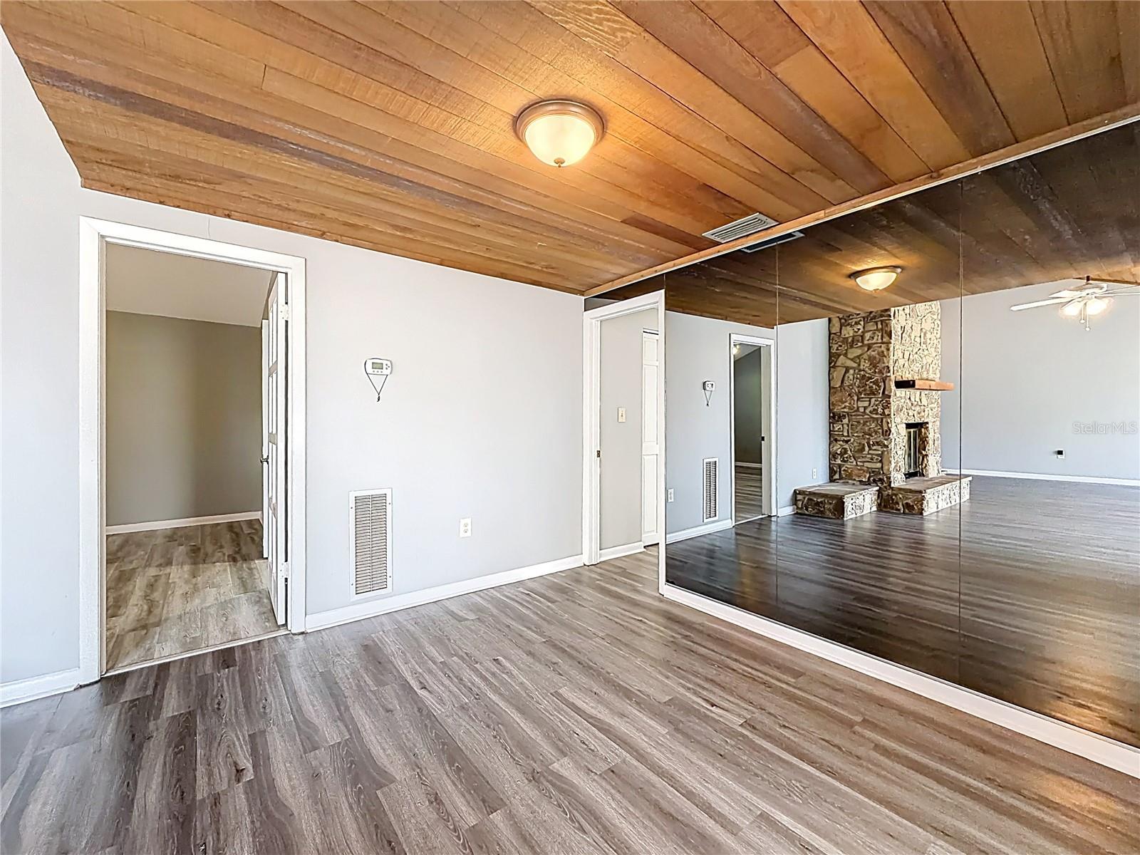 ERROL VILLAGE 01 CONDO - Residential