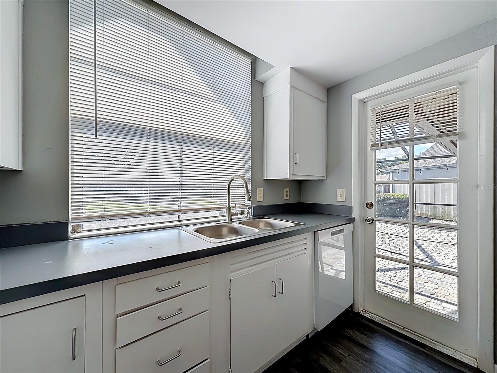 ERROL VILLAGE 01 CONDO - Residential