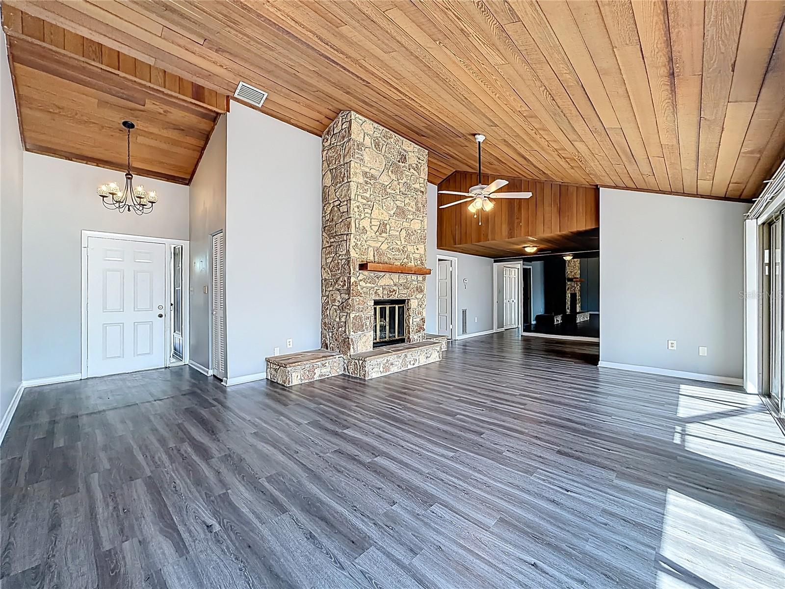 ERROL VILLAGE 01 CONDO - Residential