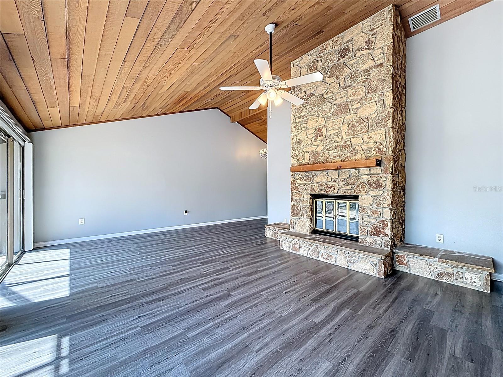 ERROL VILLAGE 01 CONDO - Residential