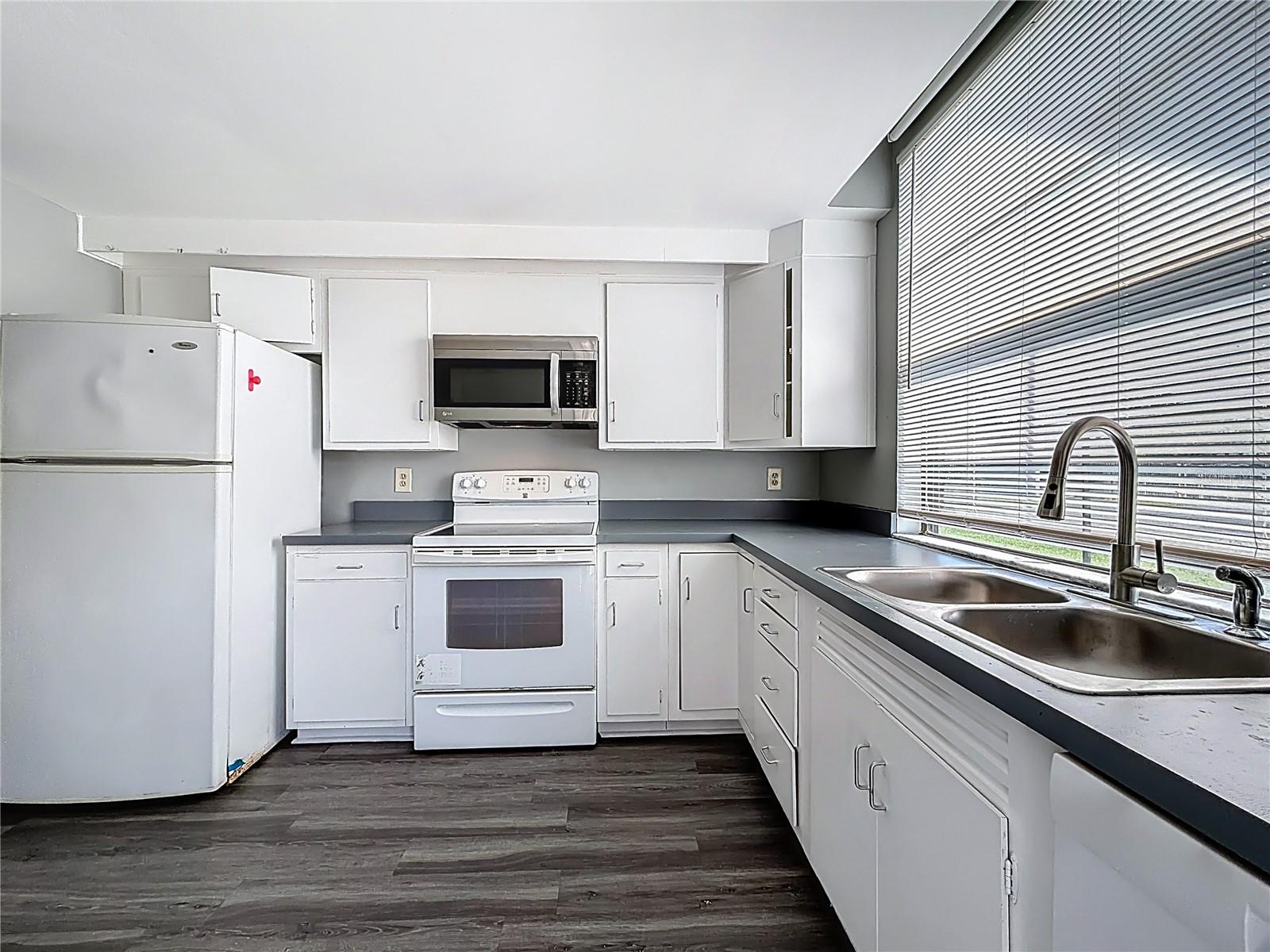 ERROL VILLAGE 01 CONDO - Residential