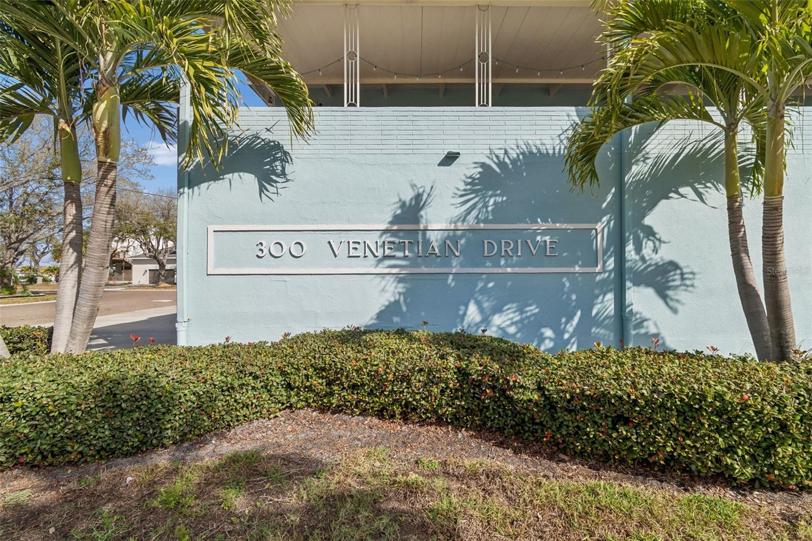 300 VENETIAN DRIVE 2
