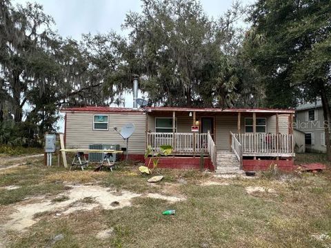 A home in HAWTHORNE