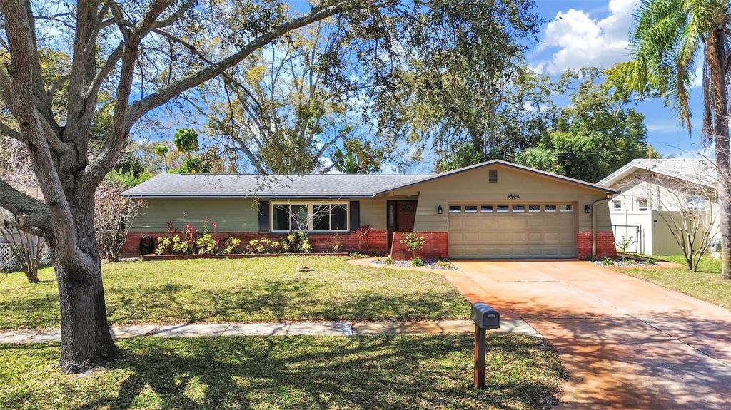 Photo of 1324 Summerlin Drive, Clearwater, FL 33764 (MLS # TB8482712)