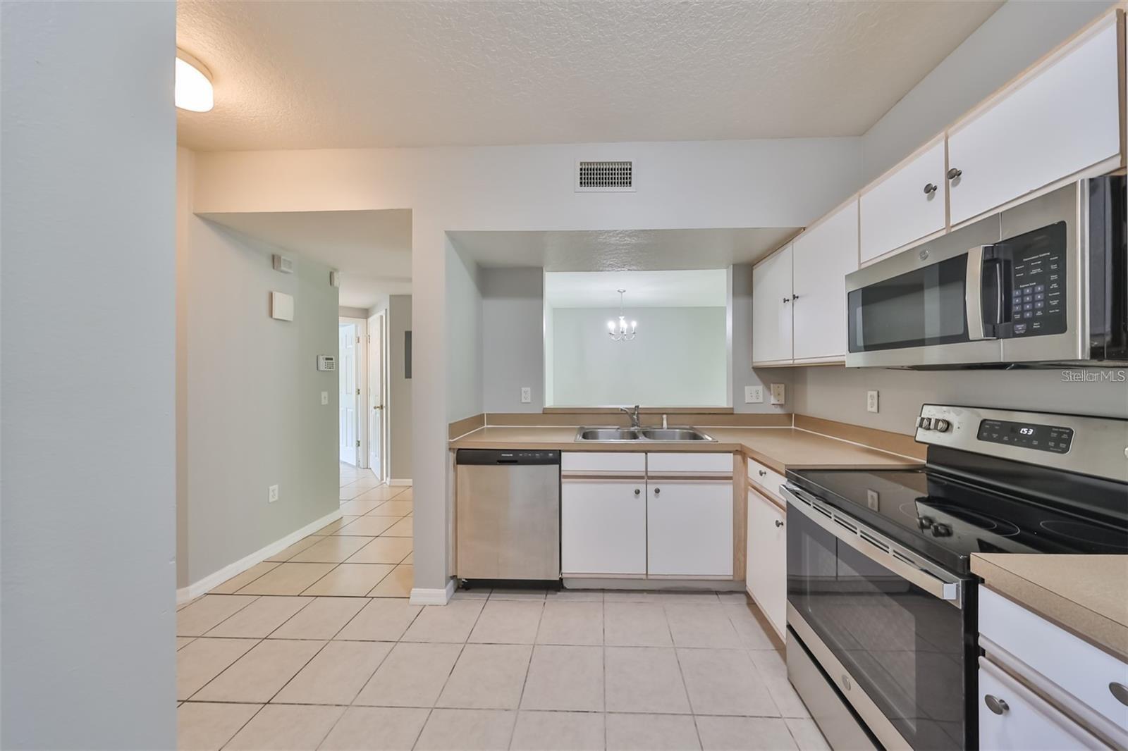 VILLAGES OF BLOOMINGDALE CONDO - Residential Lease