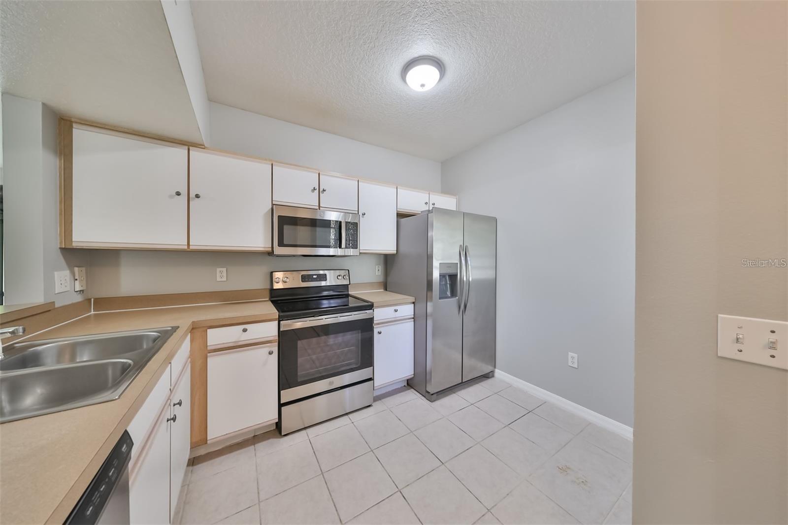 VILLAGES OF BLOOMINGDALE CONDO - Residential Lease