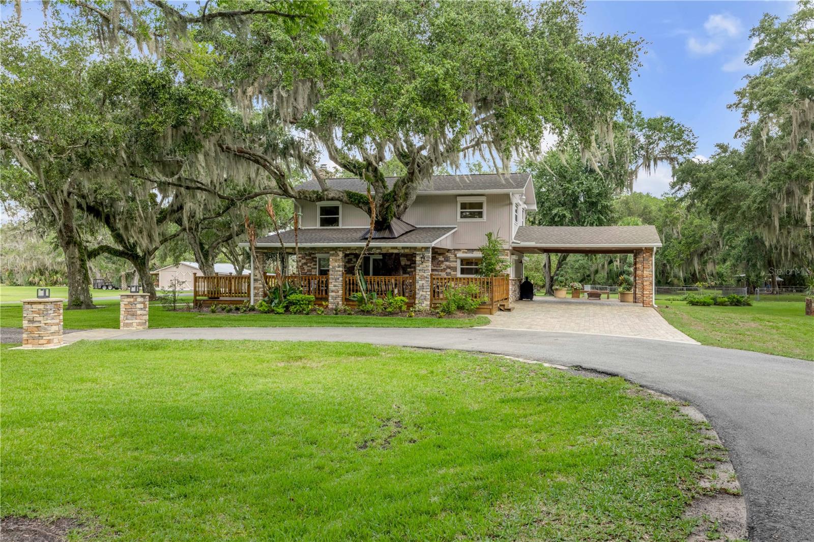 800 HIDDEN OAKS LANE