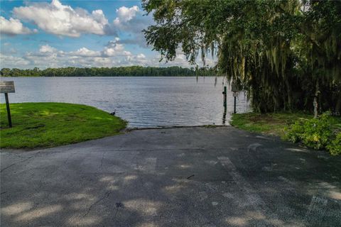 A home in PLANT CITY