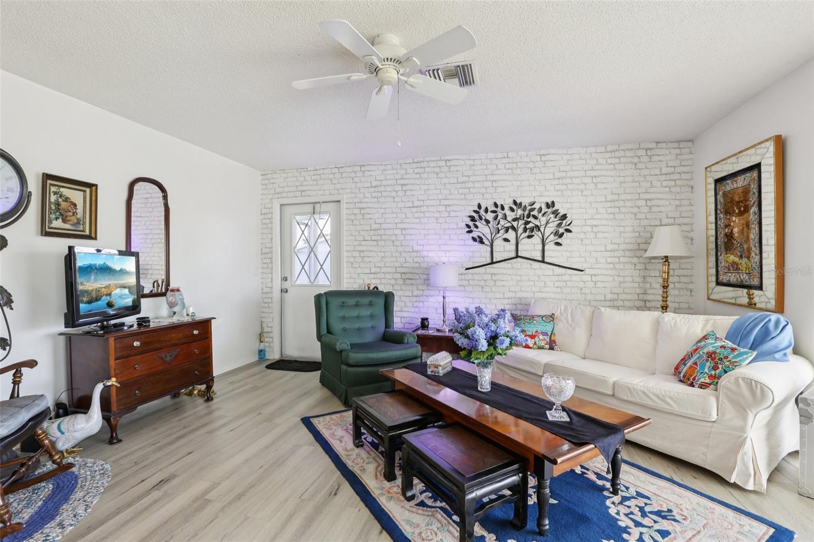 2339 GLENMORE CIRCLE