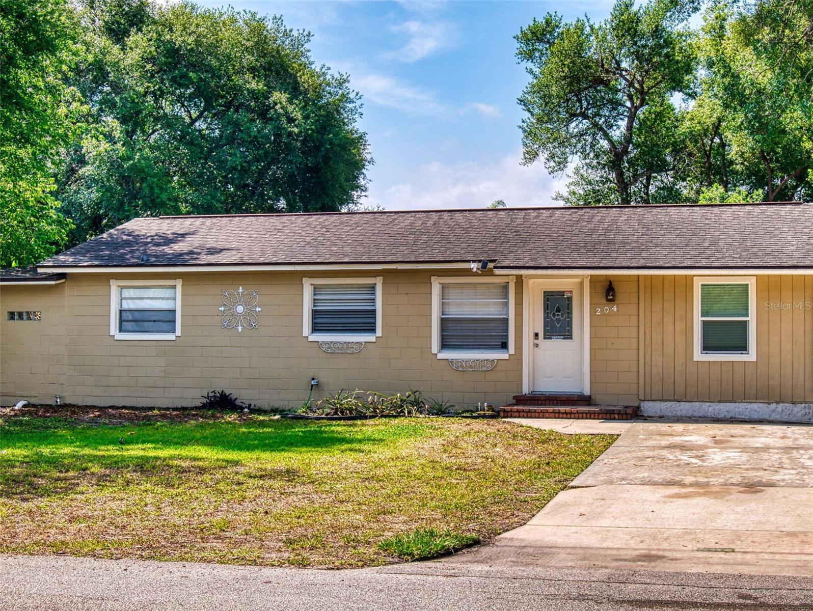 204 E HOLLY DRIVE