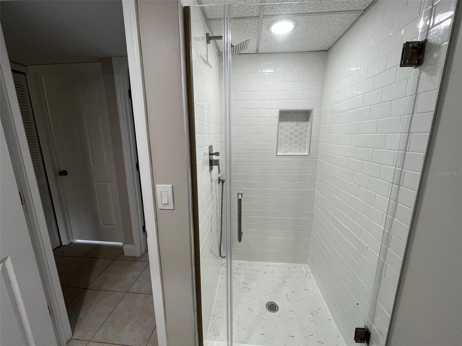 LAKEVIEW CONDO 03 - Residential Lease