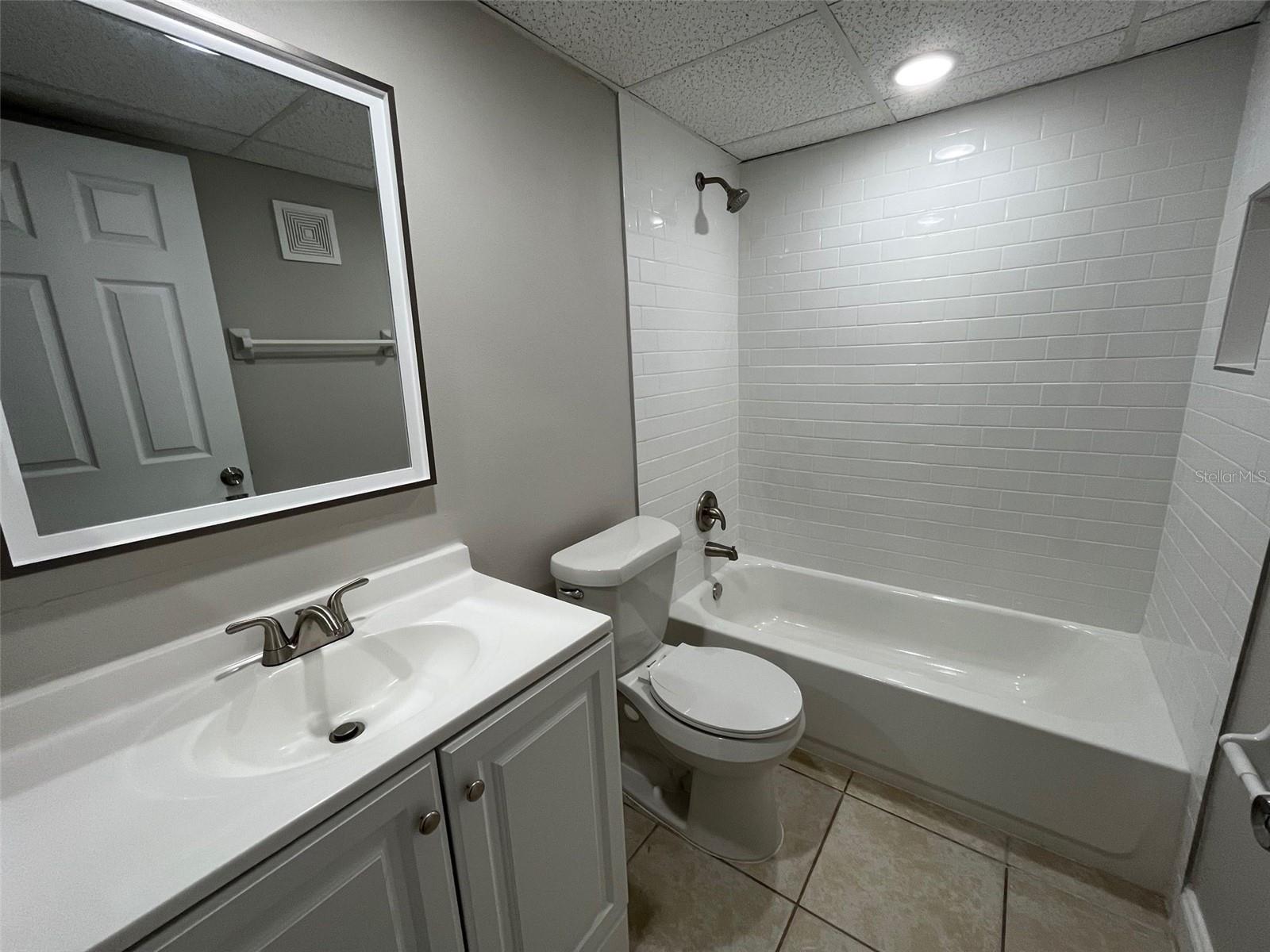 LAKEVIEW CONDO 03 - Residential Lease