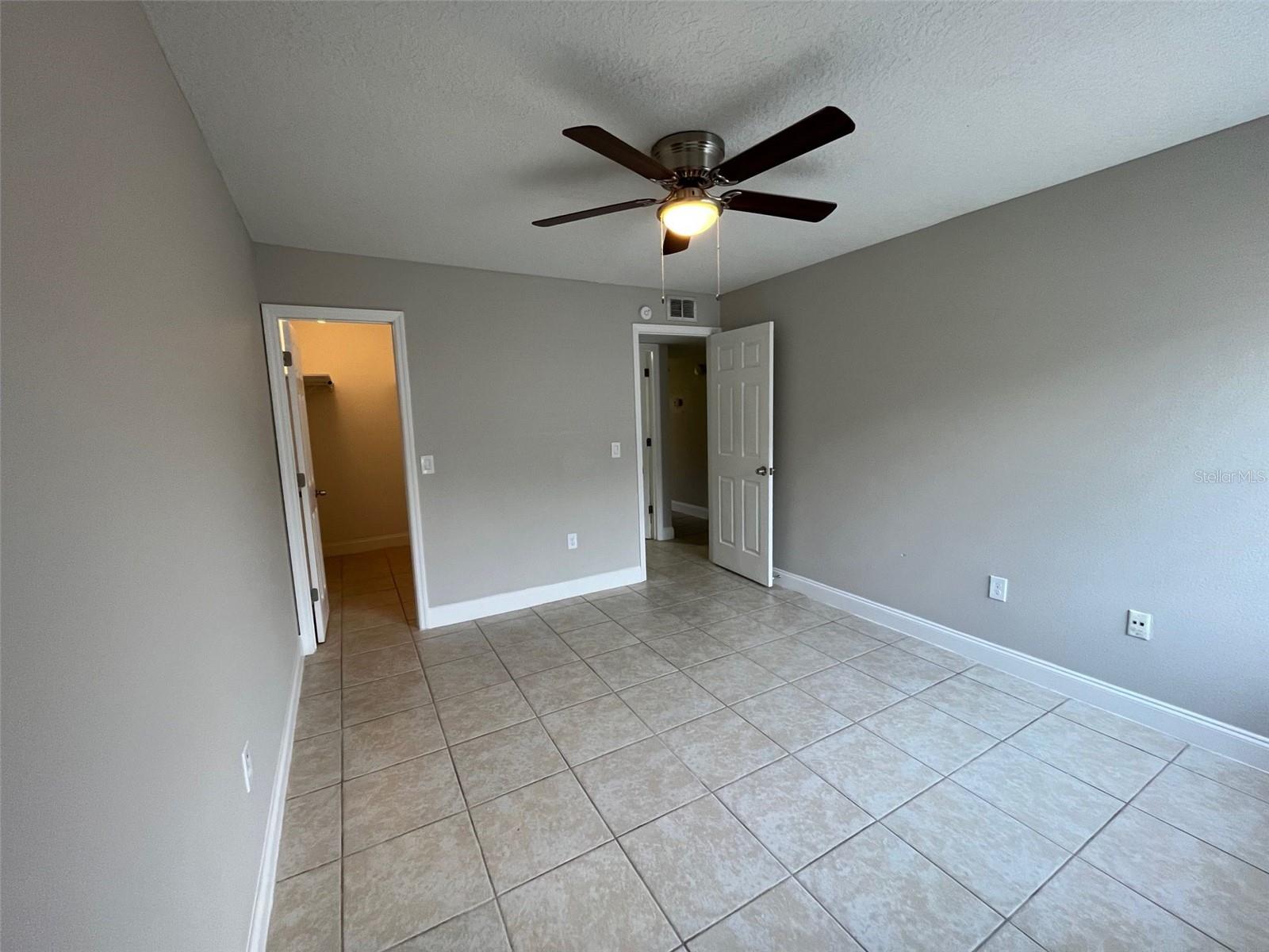 LAKEVIEW CONDO 03 - Residential Lease