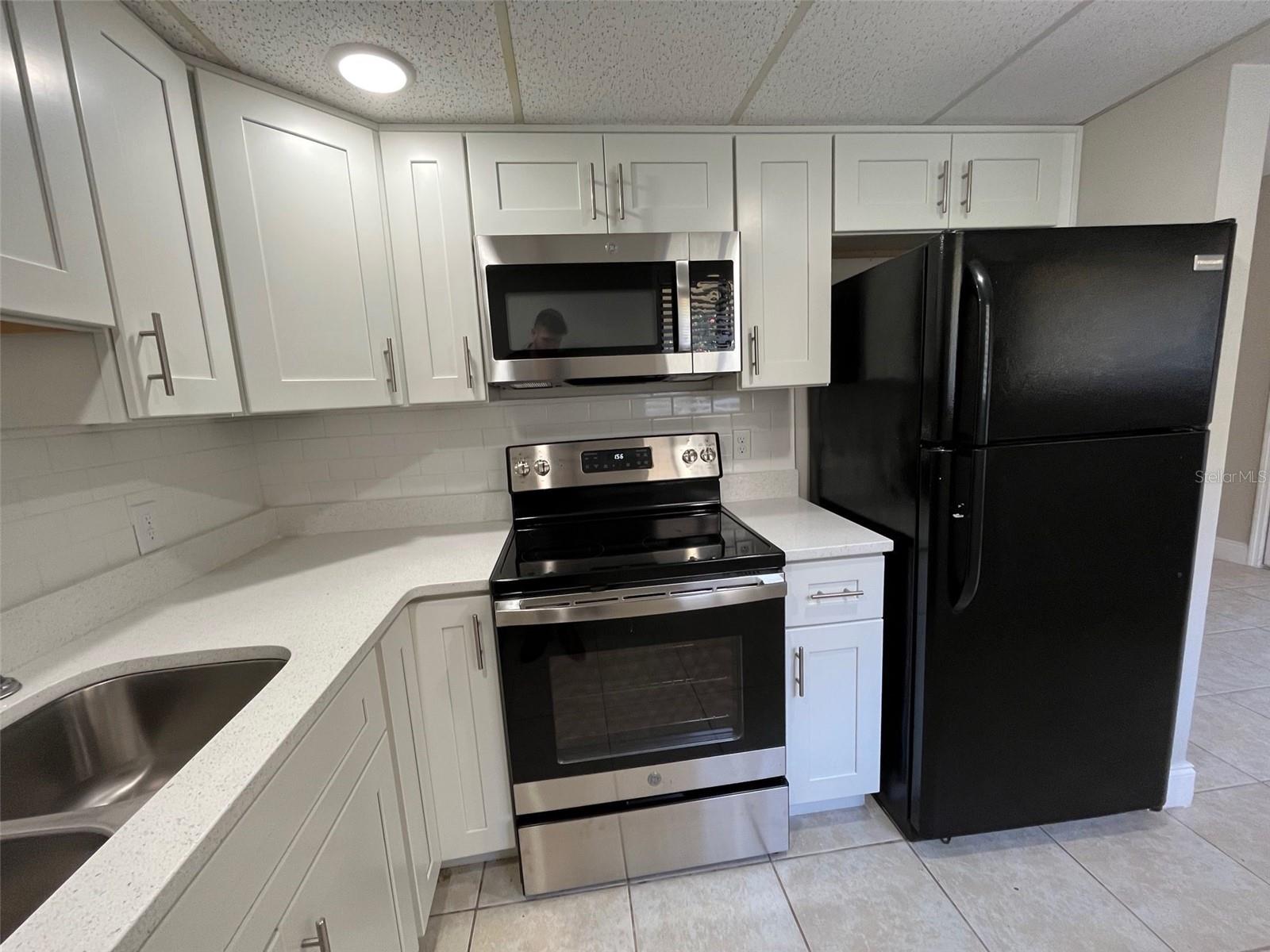 LAKEVIEW CONDO 03 - Residential Lease