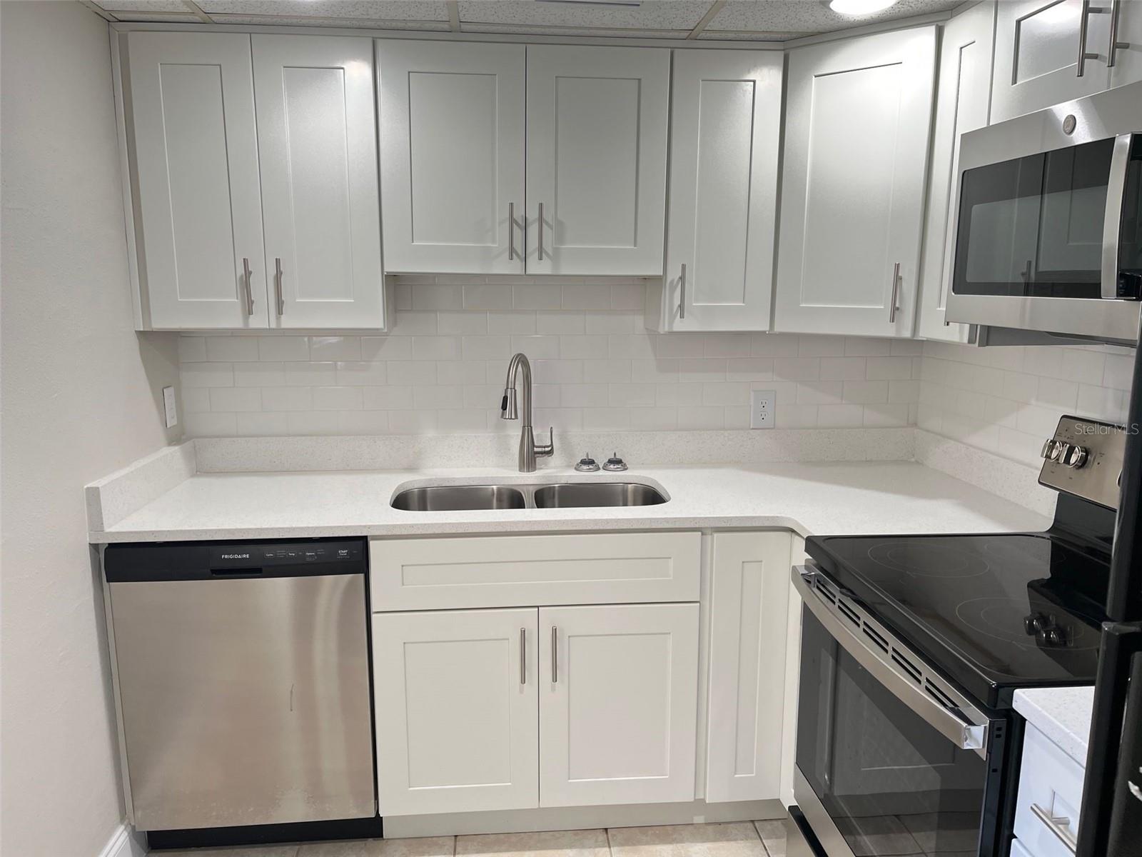 LAKEVIEW CONDO 03 - Residential Lease