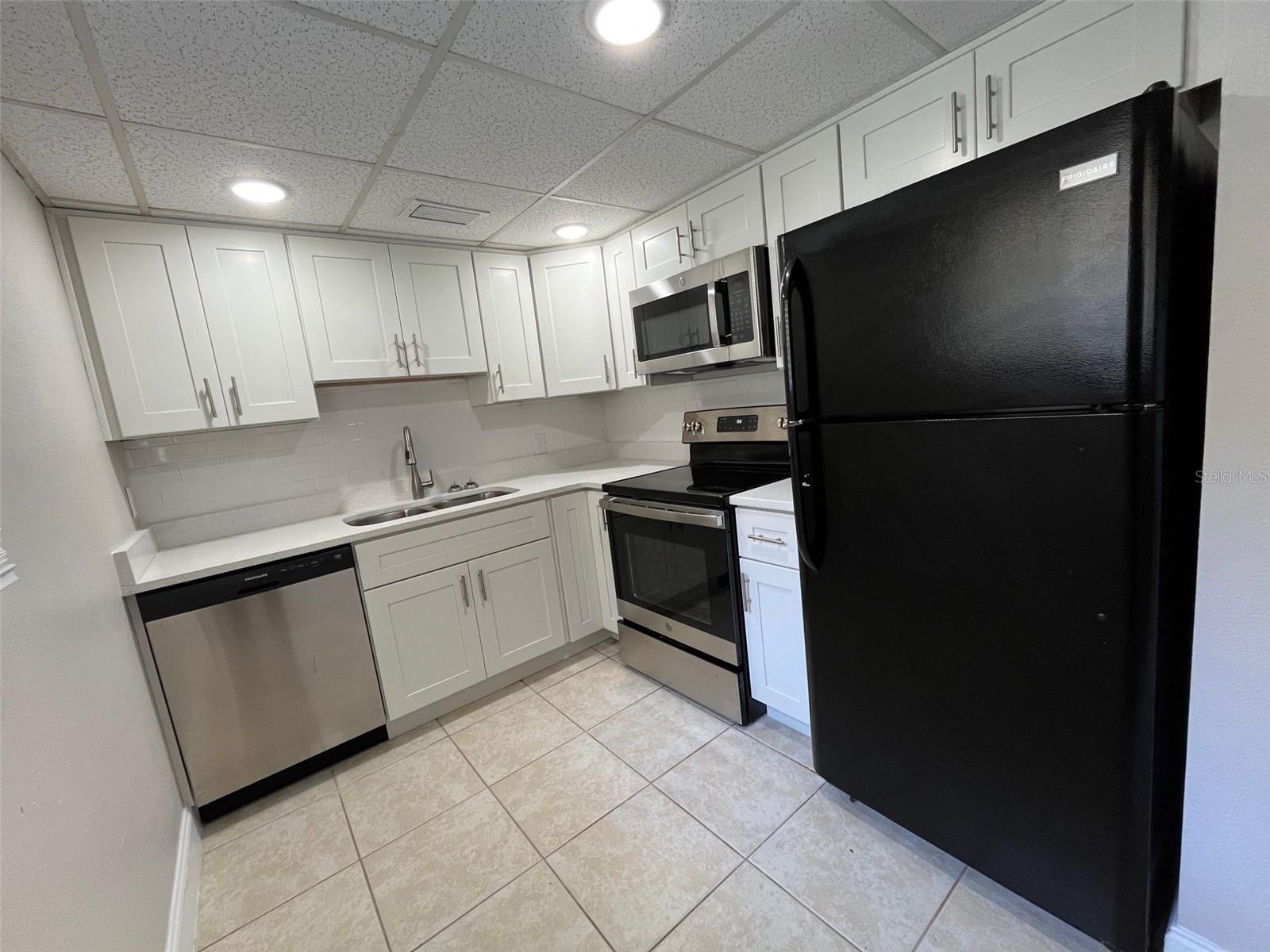 LAKEVIEW CONDO 03 - Residential Lease