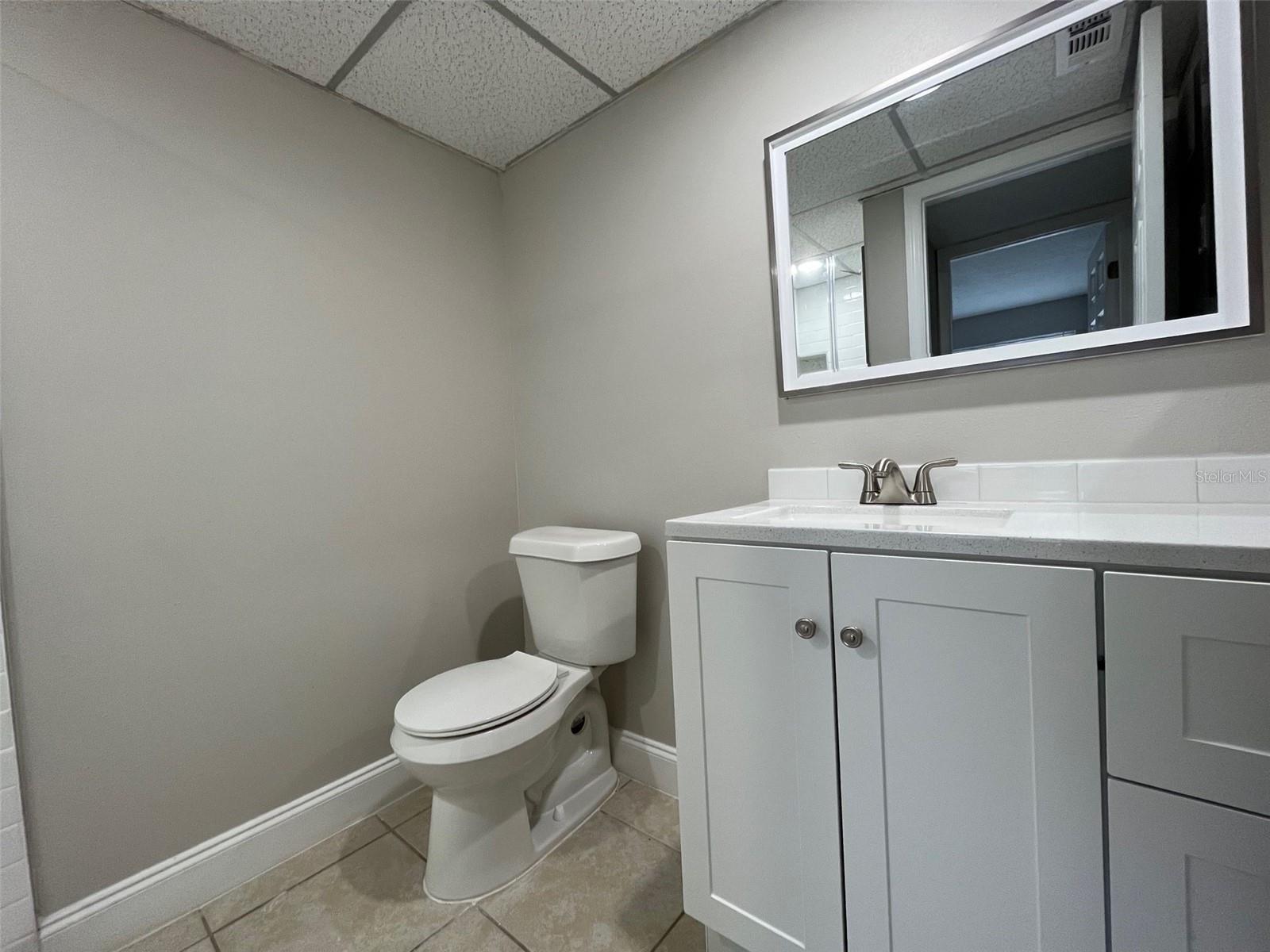 LAKEVIEW CONDO 03 - Residential Lease