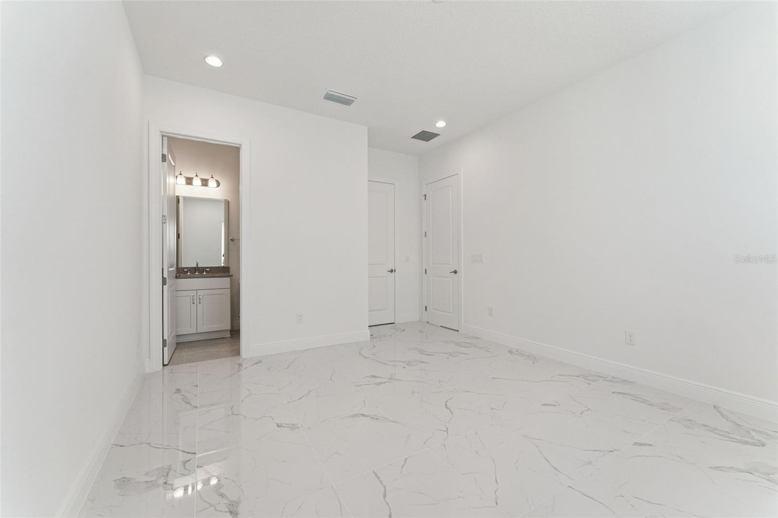 LAUREL POINTE - Residential Lease