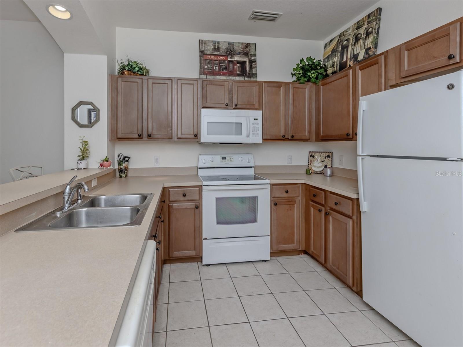 TOWNS AT LAKESIDE - Residential