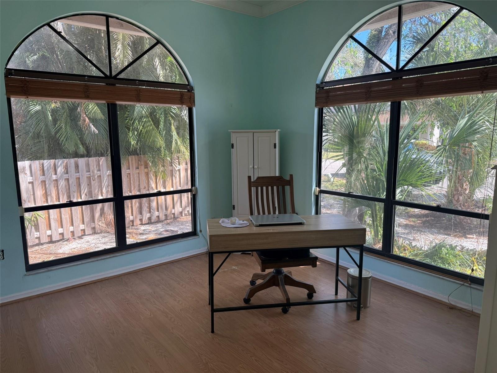 810 HAMMOCKWOOD COURT