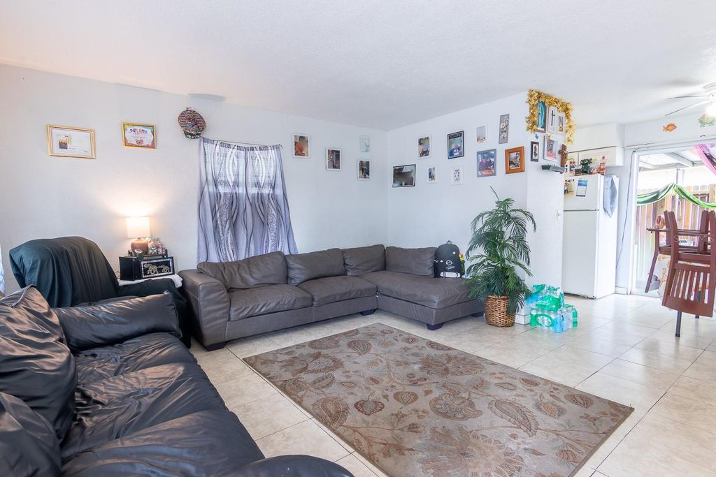 Photo of 1006 12th Avenue W, Bradenton, FL 34205 (MLS # A4689389)
