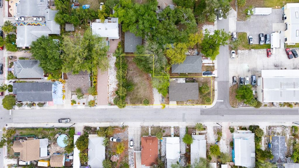 Photo of 1006 12th Avenue W, Bradenton, FL 34205 (MLS # A4689389)