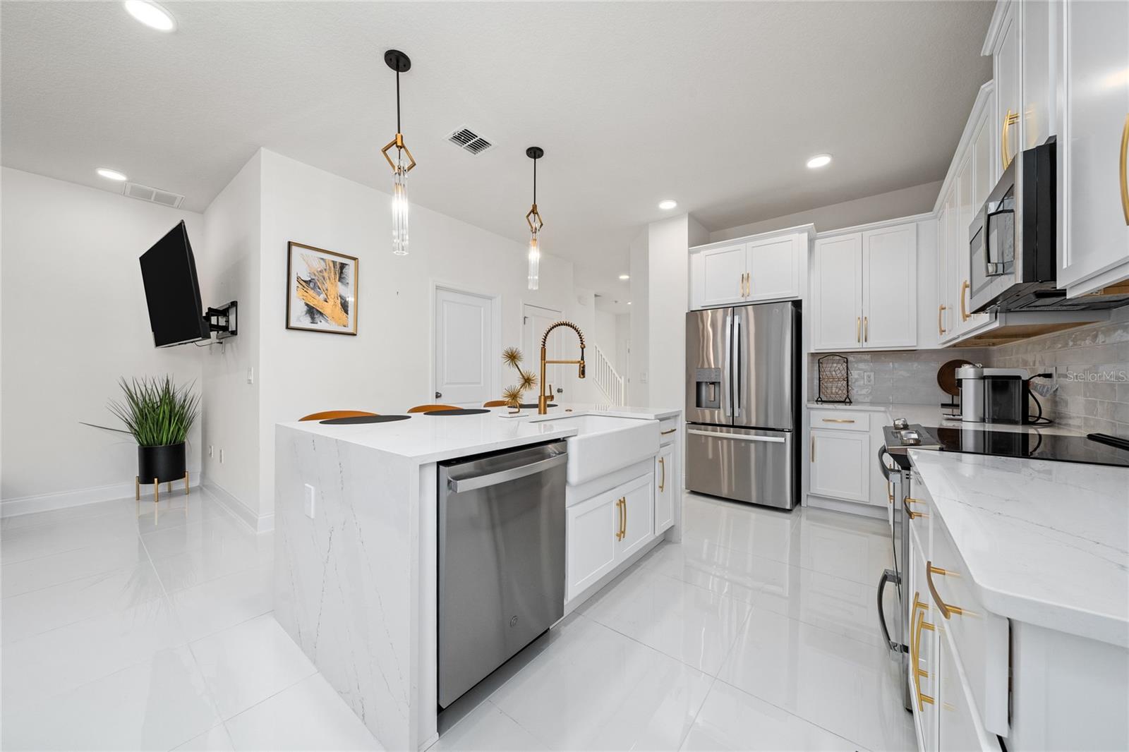 ENCORE/OVATION-PH 4B - Residential Lease