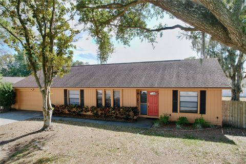 Photo of 2205 Roslyn Lane, Lakeland, FL 33812 (MLS # TB8469011)