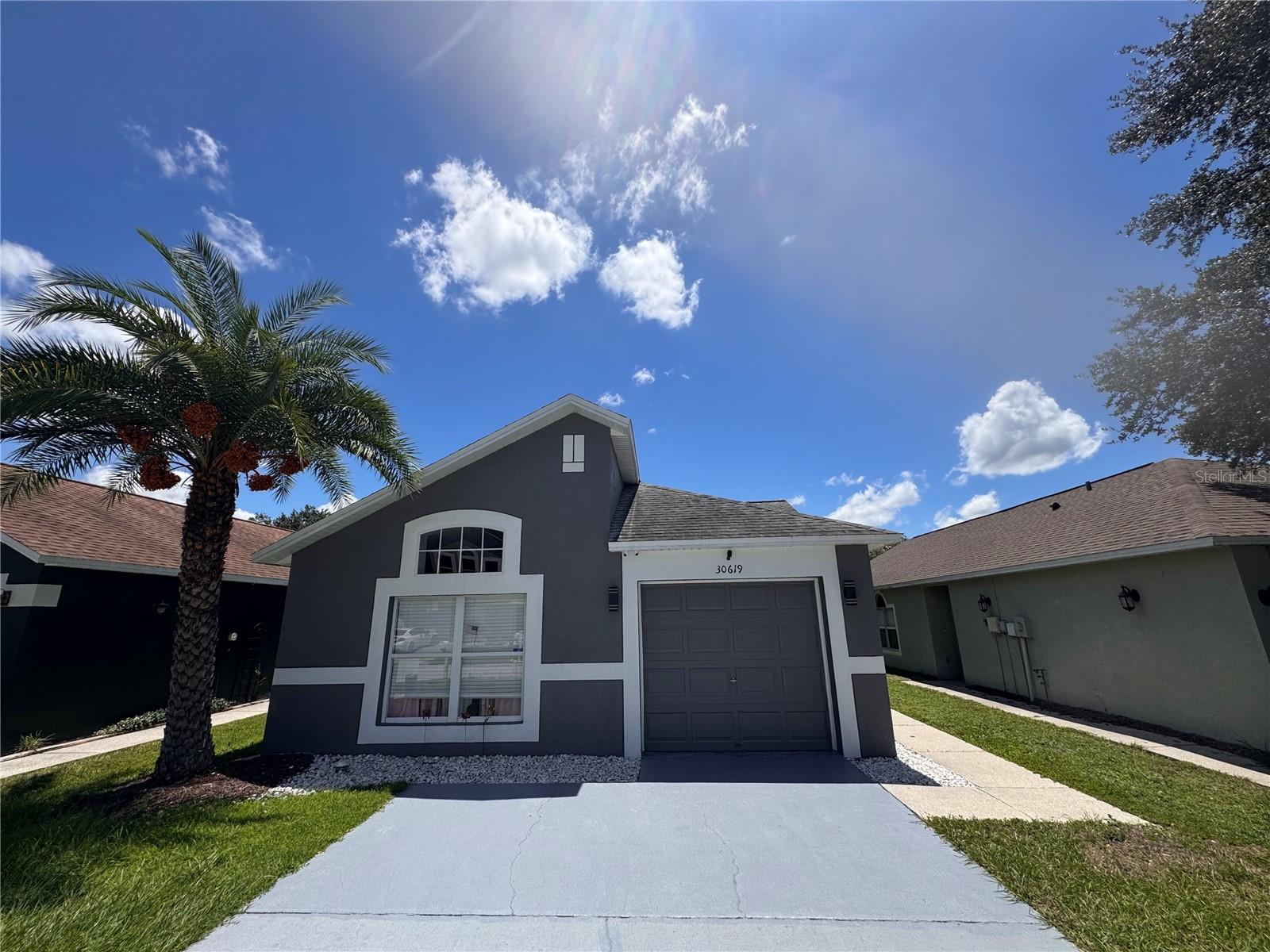 Excellent opportunity, House for rent: 3 bedrooms, 2 bathrooms, garage, also with a great location, The backyard is ideal, complete with a privacy fence. Just a short drive to I75 for easy access to Tampa. There’s also plenty of convenient shopping nearby too including The Groves, Wal-Mart, various grocery stores and area golf courses.